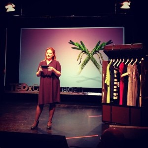 Her er jeg på scenen for at introducere Stine Skytte Østergaard og Resecond kjole-bytte-bixen - billedet er taget af Hanne Klintøe